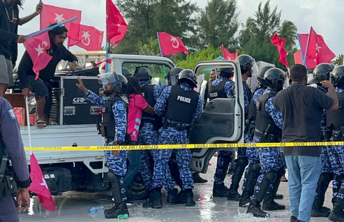 ސަރުކާރުގެ ޣައިރު ގާނޫނީ އަމުރު ތަކަށް ތަބާ ނުވުމަށް އިދިކޮޅުން ފުލުހުންނަށް ގޮވާލައިފި
