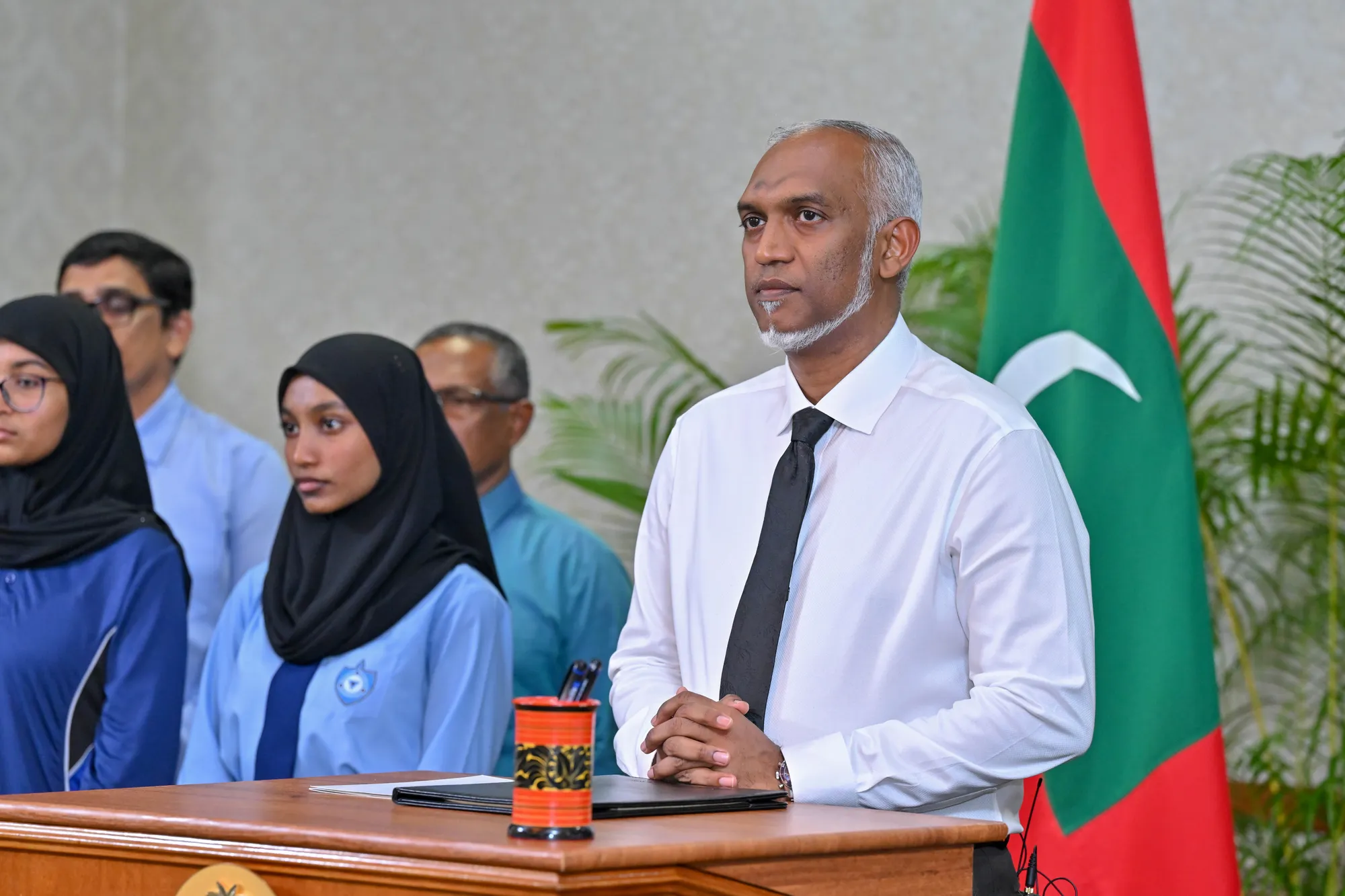 ދުންފަތް ކޮންޓްރޯލް ކުރާ ގާނޫނު ރައީސް މުޢިއްޒު ތަސްދީޤު ކުރެއްވުން-ފޮޓޯ/ ރައީސް އޮފީސް