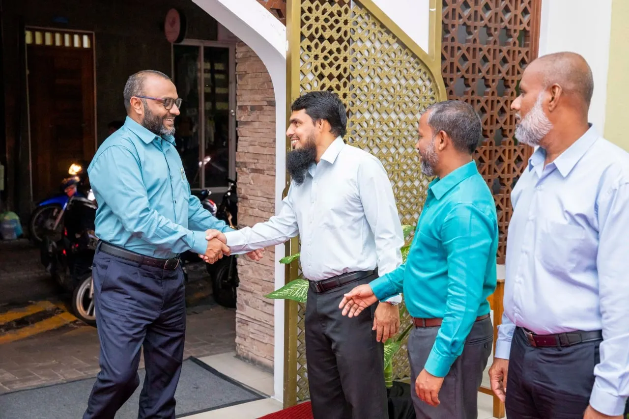 އައިޔޫއެމްގެ ވައިސް ޗާންސެލަރ ޝެއިޚް އަލީ ޒާހިރު އާއި އިސްލާމިކް މިނިސްޓަރ: ފޮޓޯ / އައިޔޫއެމް