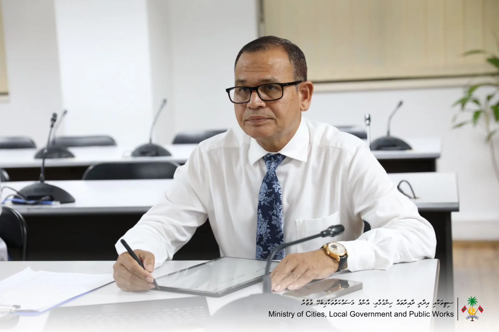 މަގުބައްތިތައް ރަނގަޅުކުރުމަށް ސިޓީތަކާ އިދާރީ ހިންގުންތަކާ ބެހޭ ވަޒީރު އާދަމް ޝަރީފް އުމަރު ފެނަކައާ ޔޫއާރުއޭއާއެކު މަޝްވަރާ ބައްދަލުވުމުގެ ތެރެއިން: ފޮޓޯ/ މިނިސްޓްރީ