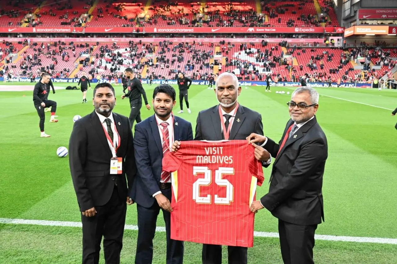 President Dr. Mohamed Muizzu, Minister of Tourism and Environment Thoriq Ibrahim, Minister of Sports, Fitness, and Recreation Abdulla Rafiu, Managing Director of the Maldives Marketing and Public Relations Corporation Ibrahim Shiuree at  Merseyside derby last night (Photo/President's Office)
