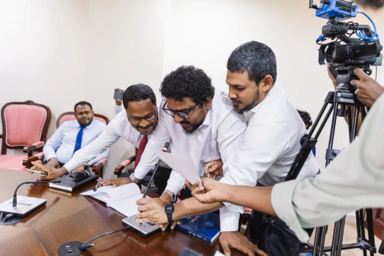 މެންބަރުންގެ މެދުގައި ހަމަނުޖެހުން ހިނގަނީ -- ފޮޓޯ: ދައުރު