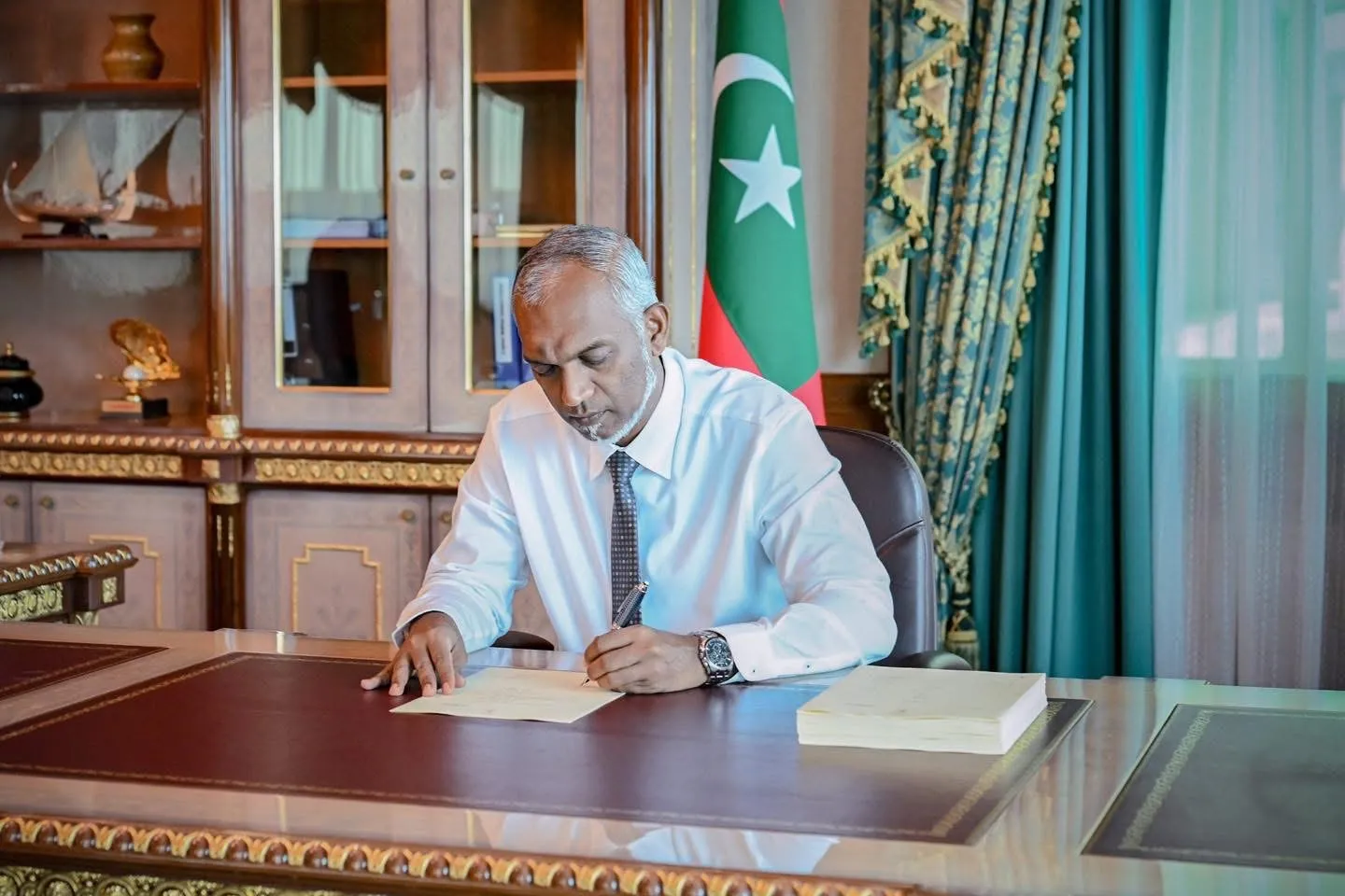 ރައީސުލްޖުމްހޫރިއްޔާ ޑރ. މުޙައްމަދު މުޢިއްޒު،
