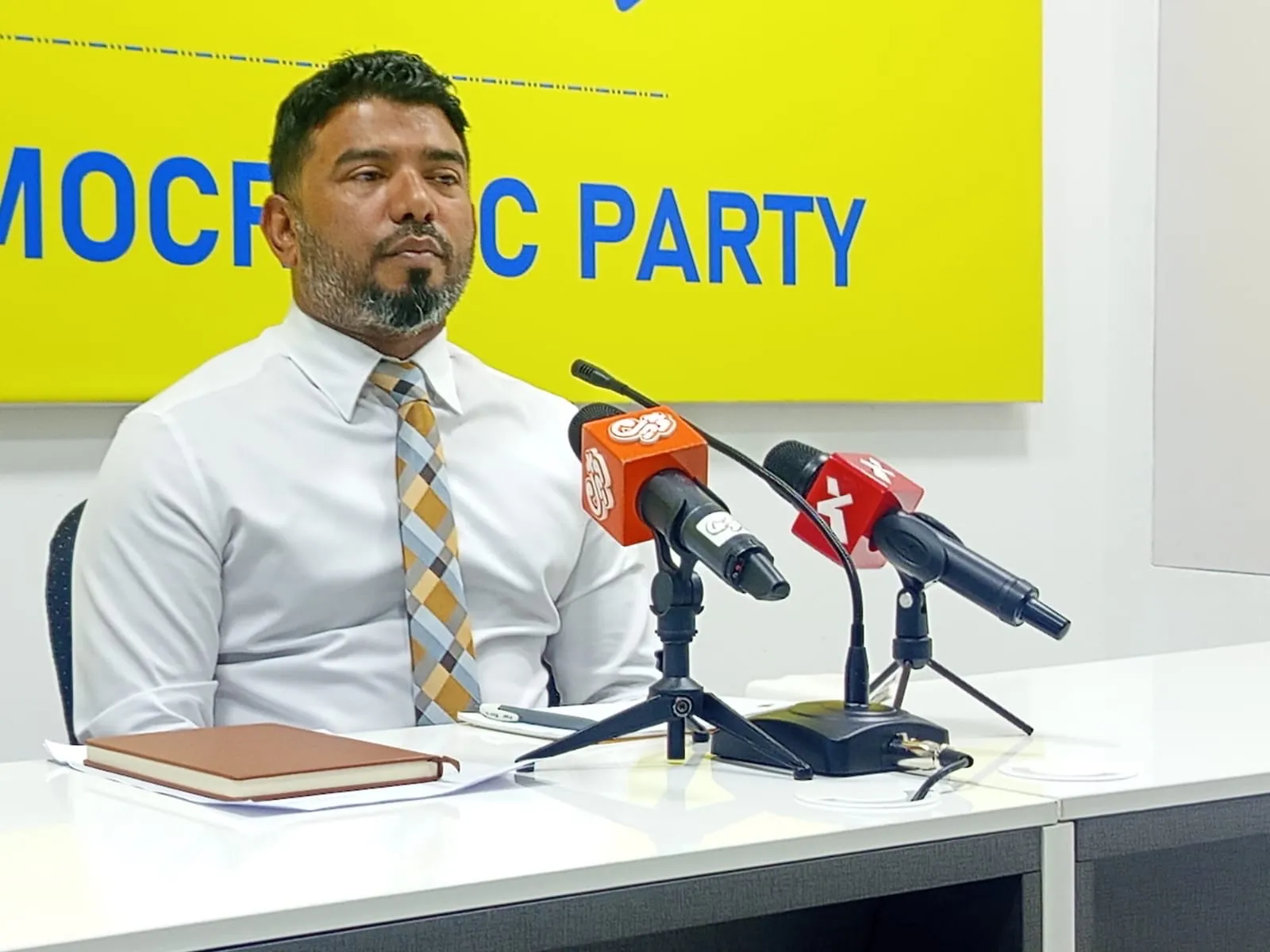 އެމްޑީޕީގެ ކެންޑިޑޭޓުން ނަން ނަގަން ސަރުކާރުން ފައިސާ އާއި ވަޒީފާ ހުށައަޅާ ކަމަށް ބުނެފި