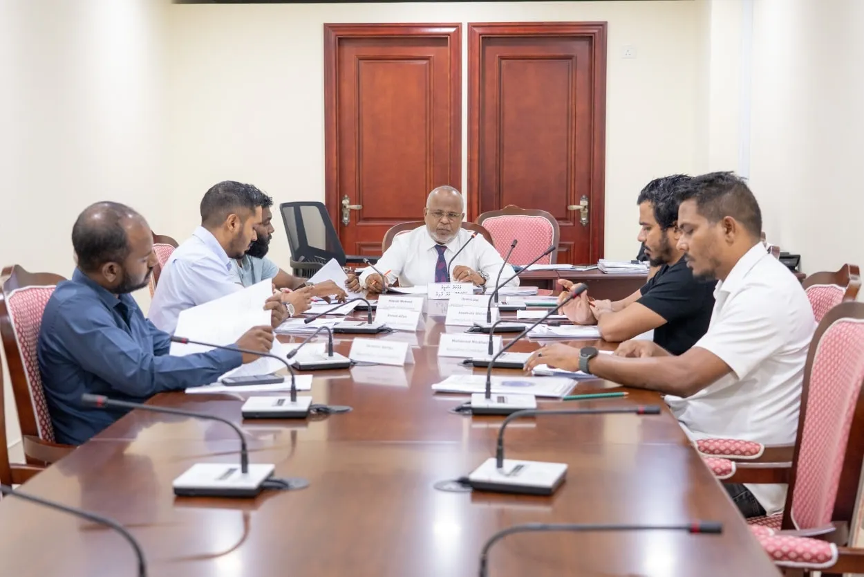 ލާމަރުކަޒީ ކޮމިޓީން ރޭ ބޭއްވި ބައްދަލުވުމުގެ ތެރެއިން... ފޮޓޯ: މަޖިލީހުގެ އިދާރާ