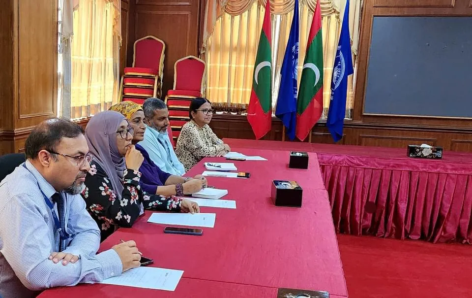 އައިޖީއެމްއެޗުގެ އިސްވެރިންނާއި ޤައުމީ ޔުނިވާސިޓީގެ އިސްވެރިންނާ ދެމެދު ބޭއްވުނު ބައްދަލުވުމެއް : ފޮޓޯ: އެމްއެންޔޫ