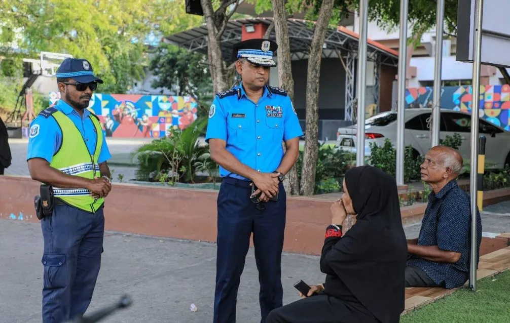 "ވޯކް އެންޑް ޓޯކް" ގެ ނަމުގައި ފުލުހުން ބޭއްވި ހަރަކާތުގެ ތެރެއިން. ފޮޓޯ/ ދިވެހި ފުލުހުންގެ ޚިދުމަތް