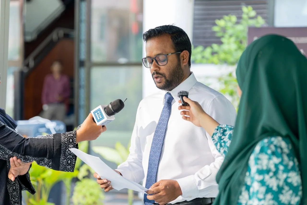 ވަޒީރު މުއްޠަލިބު ނޫސްވެރިންނަށް މައުލޫމާތު ދެއްވަނީ: ފޮޓޯ/ ހައުސިން މިނިސްޓްރީ