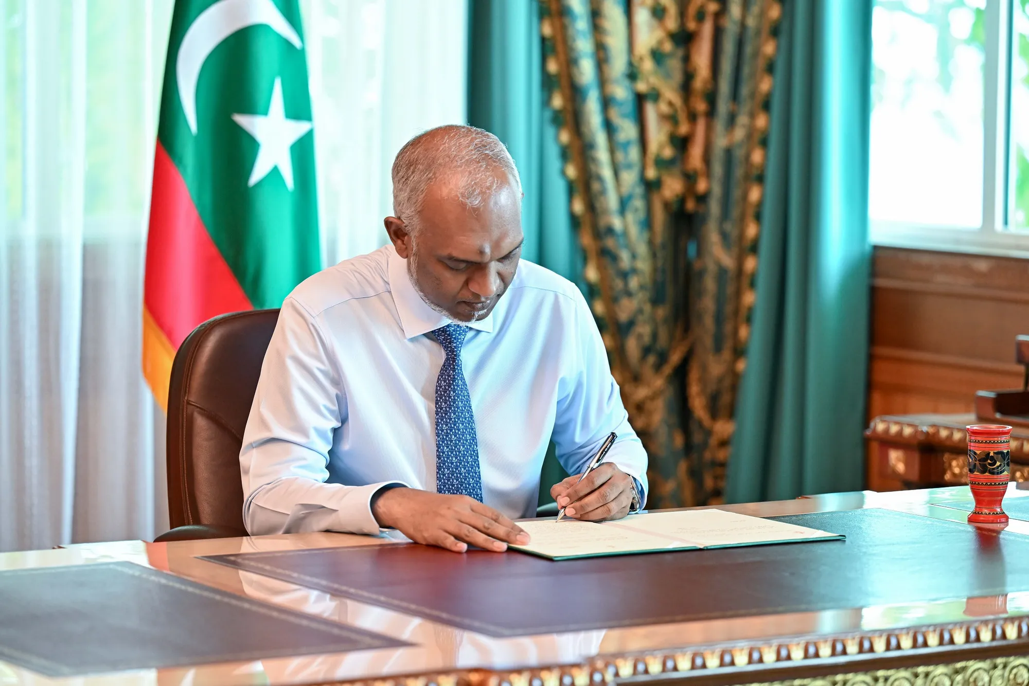 ސަރުކާރުން ބޭނުންވެއްޖެ ހިނދެއްގައި ބިންތައް އަތުލެވޭ އިސްލާޙް ތަސްދީޤު ކުރައްވައިފި