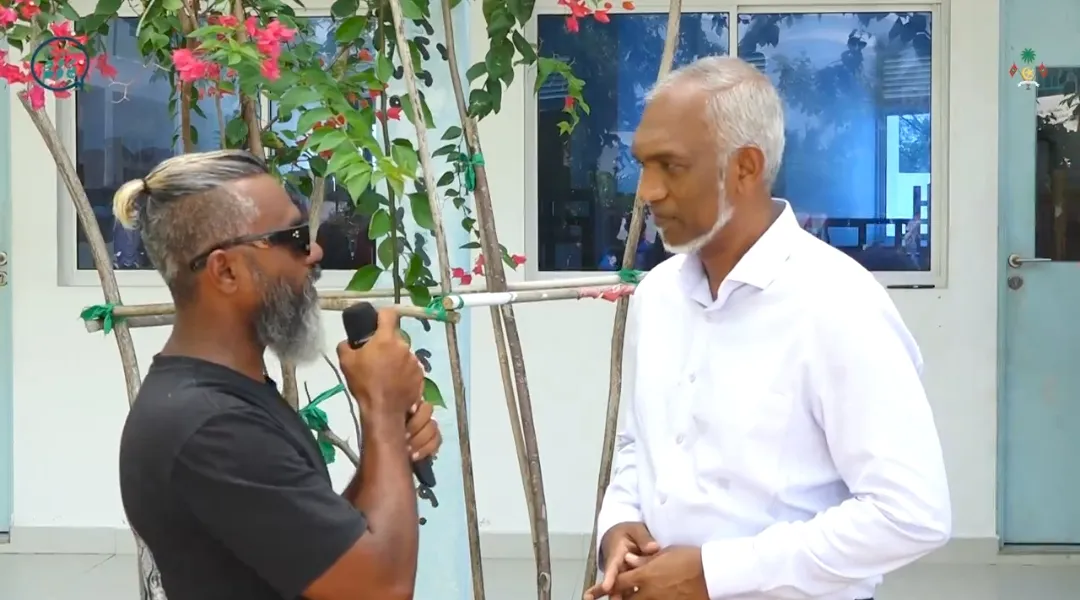 ސާފިންގ ގެ ދާއިރާގައި މަސައްކަތް ކުރާ ޒުވާނާ ރައީސުލްޖުމުހޫރިއްޔާ ޑރ މުހައްމަދު މުޢިއްޒާއި ސުވާލު ކުރަނީ