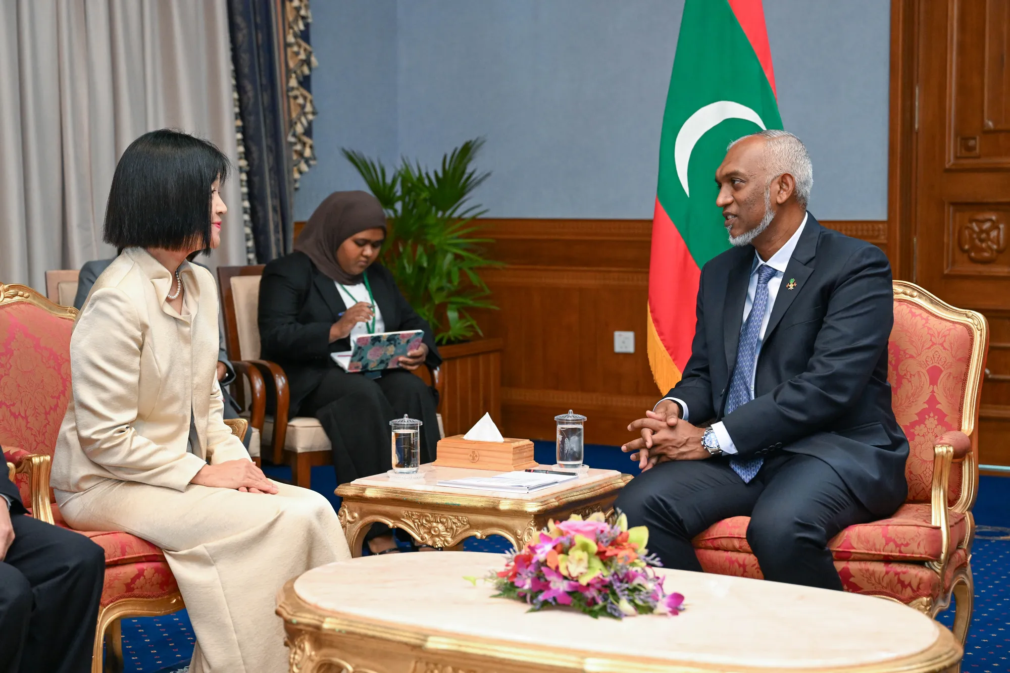ރައީސއ ޑރ.މުޢިއްޒު ޖަޕާނުގެ އައު ސަފީރާއި ބައްދަލުކުރެއްވުން- ފޮޓޯ: ރައީސް އޮފީސް