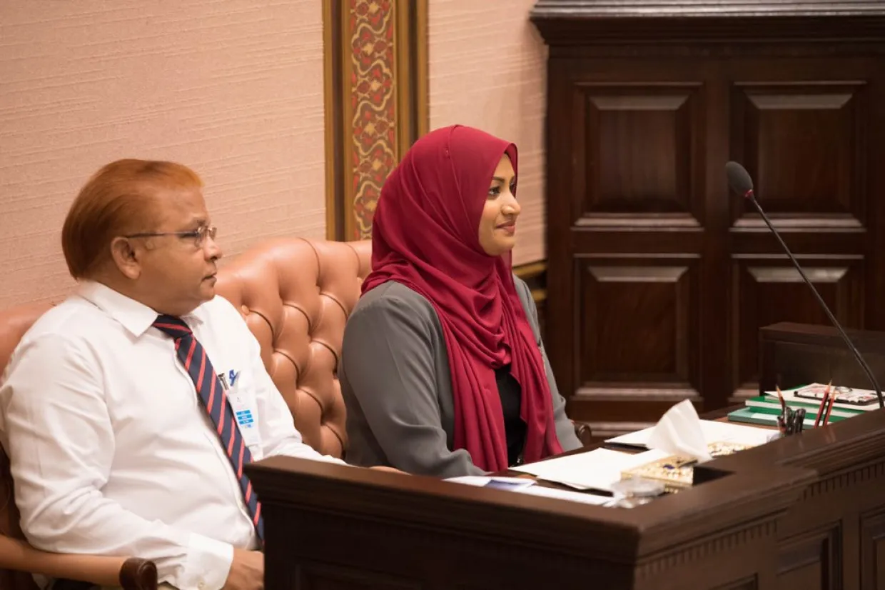 ނަހުލާ މަޖިލީހަށް ހާޒިރު ކުރެއްވުމުން މެންބަރު ސުވާލެއް ނުކުރެއްވި؛ ޖެހުނީ އެނބުރިވަޑައިގަންވަން!