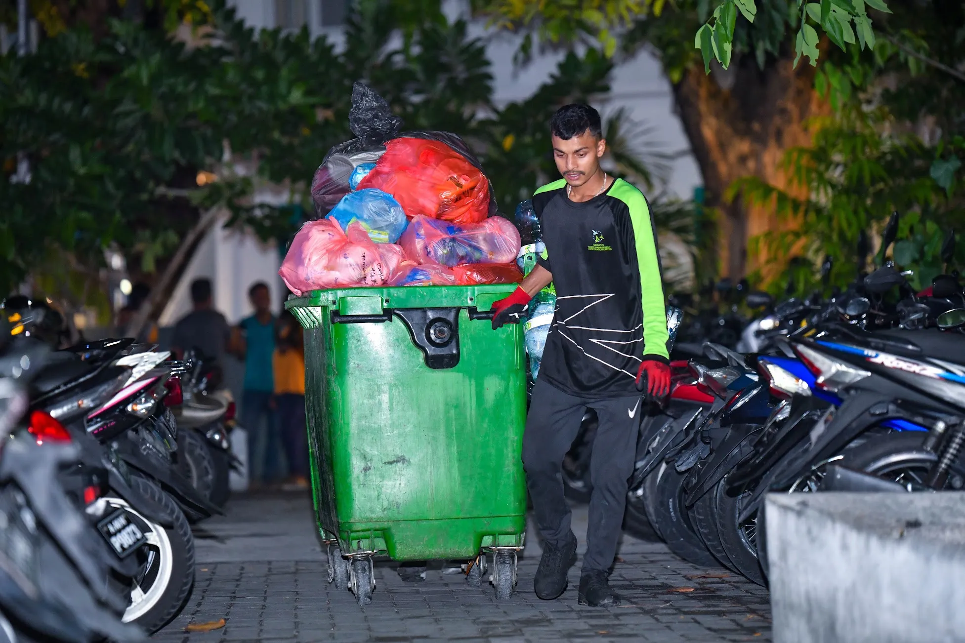 ވެމްކޯ މުވައްޒަފަކު ކުނިތަކެއް ގެންދަނީ -- ދުވަސް ފޮޓޯ