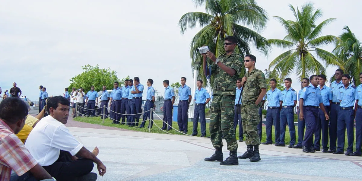 އެއްވެ އުޅުމުގެ މިނިވަންކަން، ވެރިން ރައްޔިތުން ލޮލުގައި އެޅުވި އަދުންގަނޑު