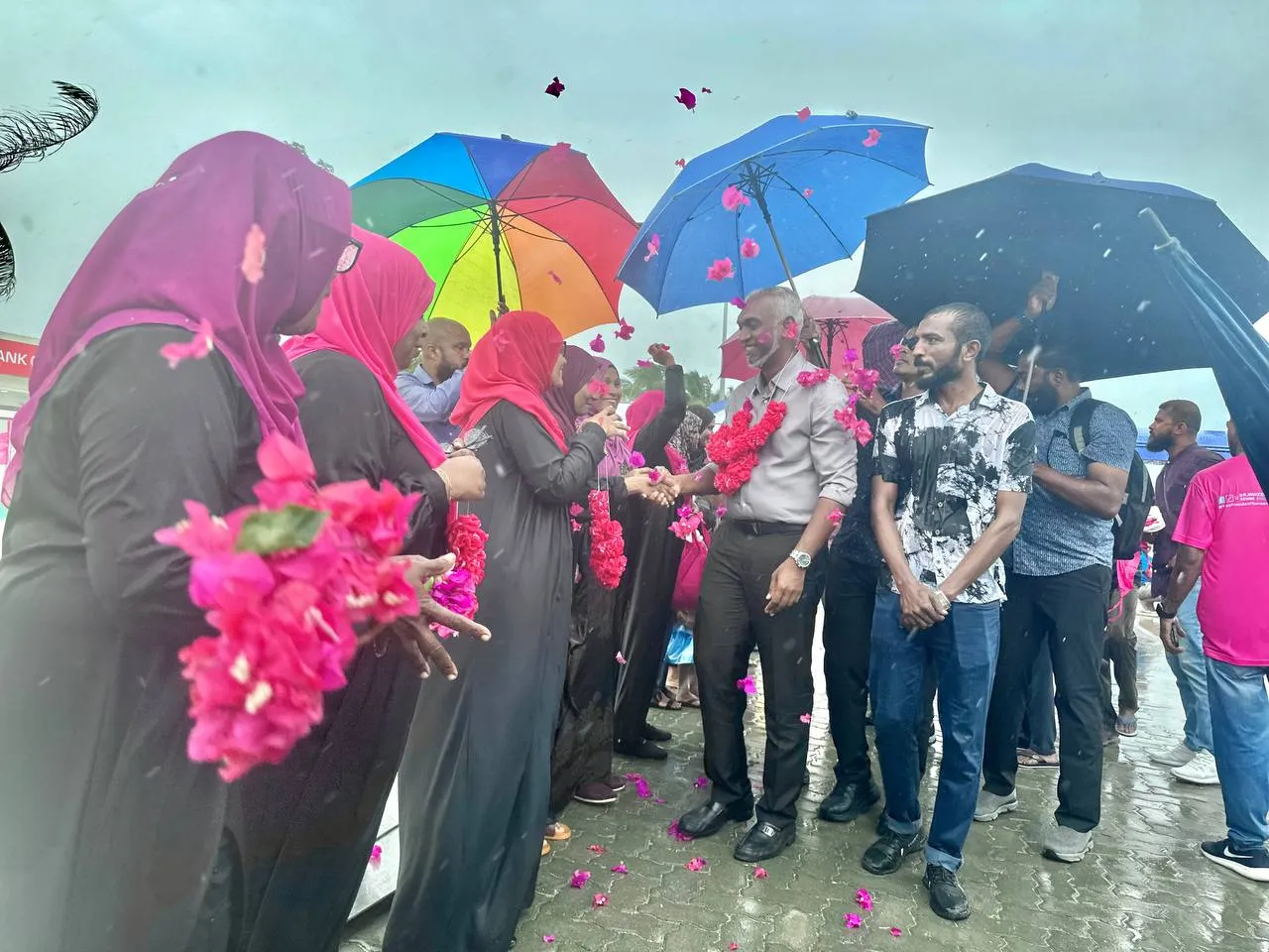 އަލިފުށިން ފޯރިގަދަ މަންޒަރެއް! ވާރޭތެރޭ ނިކުމެ ސަޕޯޓަރުން މުއިއްޒަށް މަރުހަބާ ކިޔައިފި!