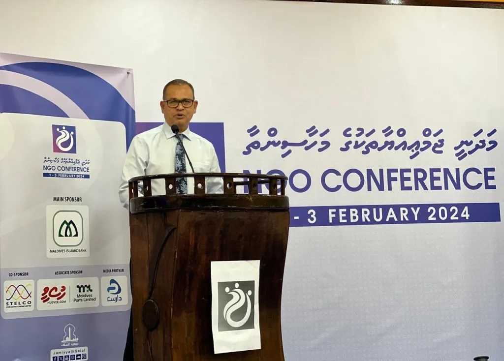 ސިޓީތަކާއި އިދާރީ ދާއިރާތައް ހިންގުމާއި، އާންމު މަސައްކަތްތަކާ ބެހޭ ވަޒީރު އާދަމް ޝަރީފް ޢުމަރު