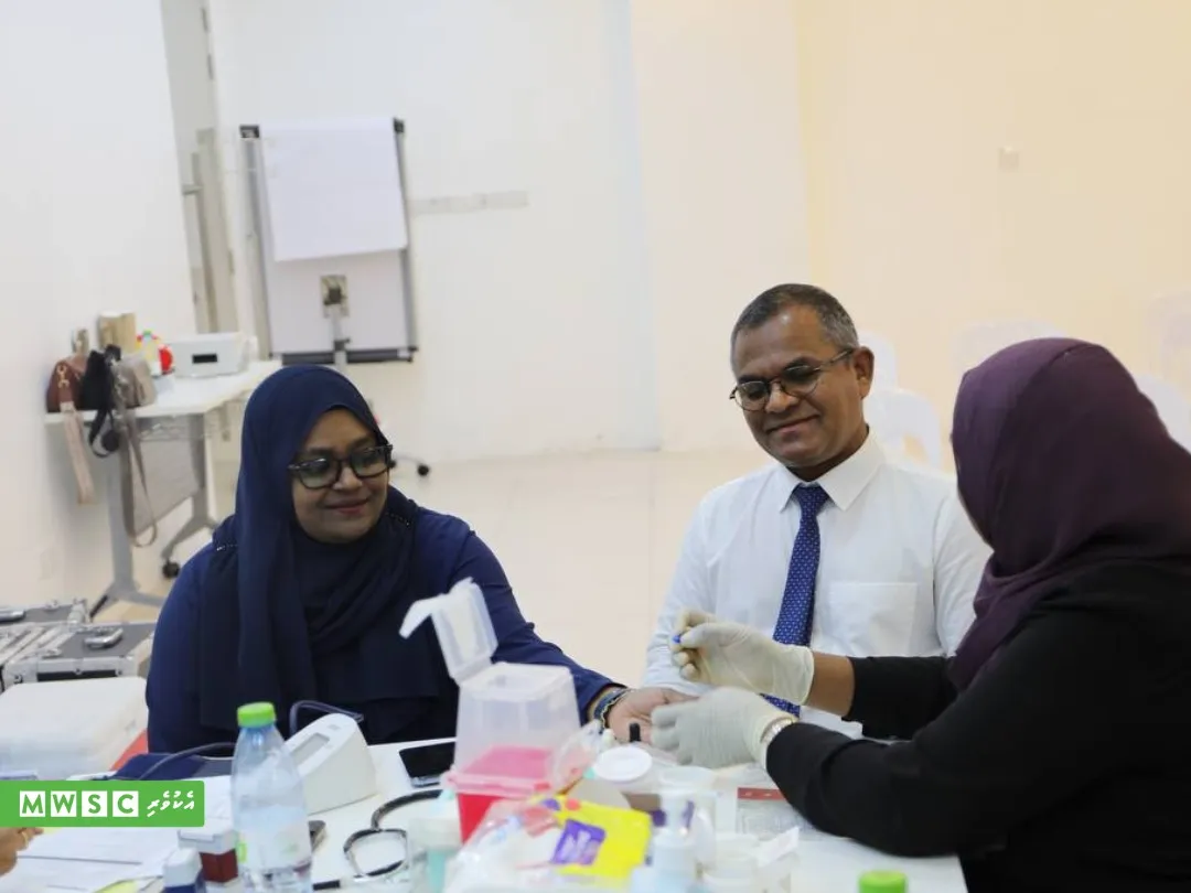 އެމްޑަބްލިޔުއެސްސީ އެމްޑީ ޢަބްދުﷲ މަޠީން ލޭ ހަދިޔާ ކުރައްވަނީ---ފޮޓޯ: އެމްޑަބްލިޔުއެެސްސީ