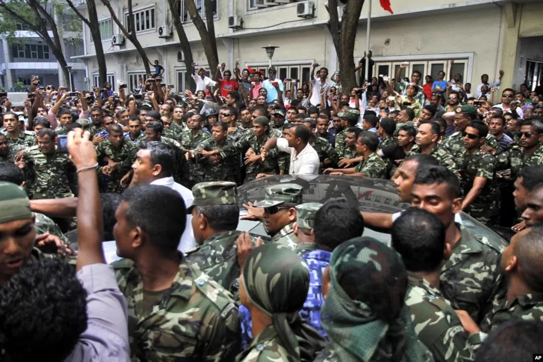 އިސްތިއުފާ ދެއްވުމަށްފަހު މިލިޓަރީގެ އެހީގައި ރައީސް ނަޝީދު މުލިއާގެއަށް ވަޑައިގަންނަވަނީ.. ފޮޓޯ: އޭޕީ