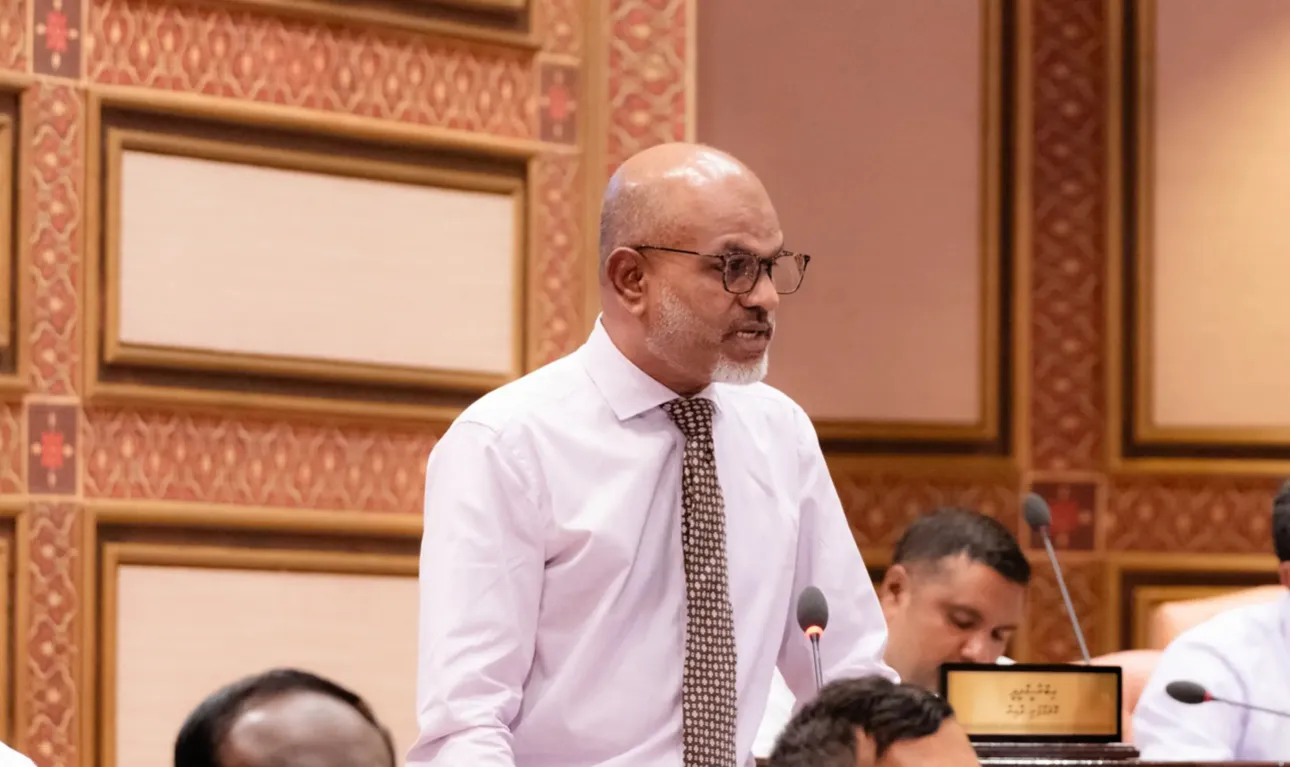 ސިނގިރޭޓު ކޮންޓެއިނަރު ވަގަށް ނަގައި ކުޅުނީ ޖުވާ، ފައިސާ ވަނީ ގެއްލިފައި: ނާޒިމް