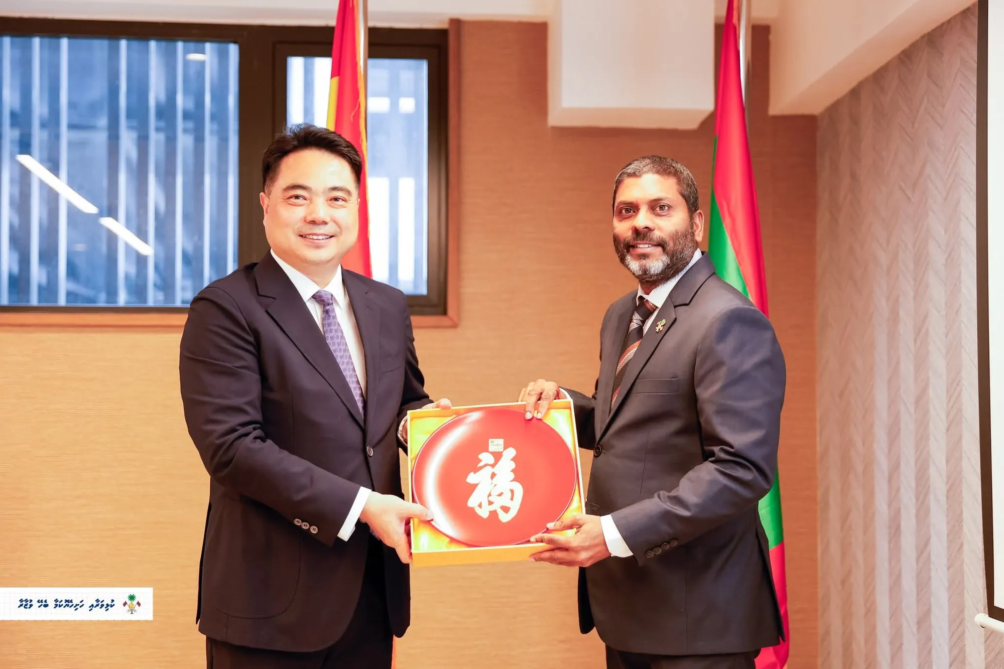 ކުޅިވަރާއި ހަށިހެޔޮކަމާ ބެހޭ ވަޒީރު ޢަބްދުﷲ ރާފިޢު އަދި ފުޖިއާން ޕްރޮވިންސްގެ ވައިސް ގަވަރުނަރު ވެއި ޝިއައޮކުއި.. ފޮޓޯ: ސްޕޯޓްސް މިނިސްޓްރީ