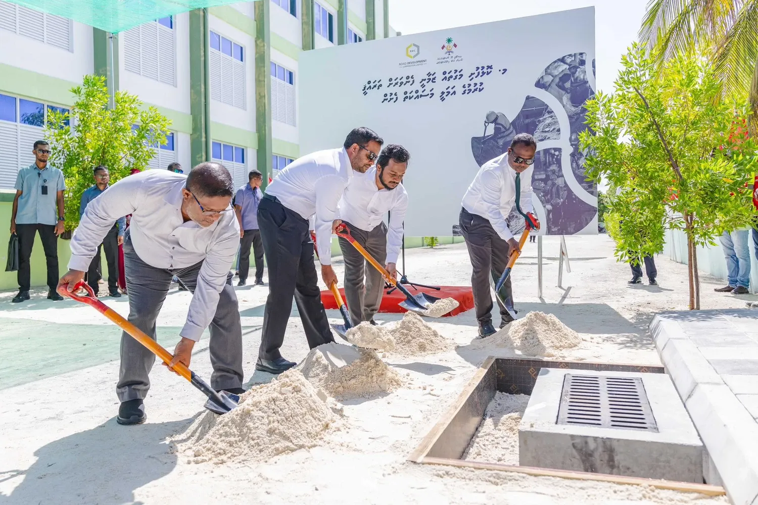 ކޮޅުފުށި މަގުތައް ތަރައްޤީކުރުމުގެ ޢަމަލީ މަސައްކަތް ރައީސް ޑރ. މުޢިއްޒު ފައްޓަވައިދެއްވައިފި