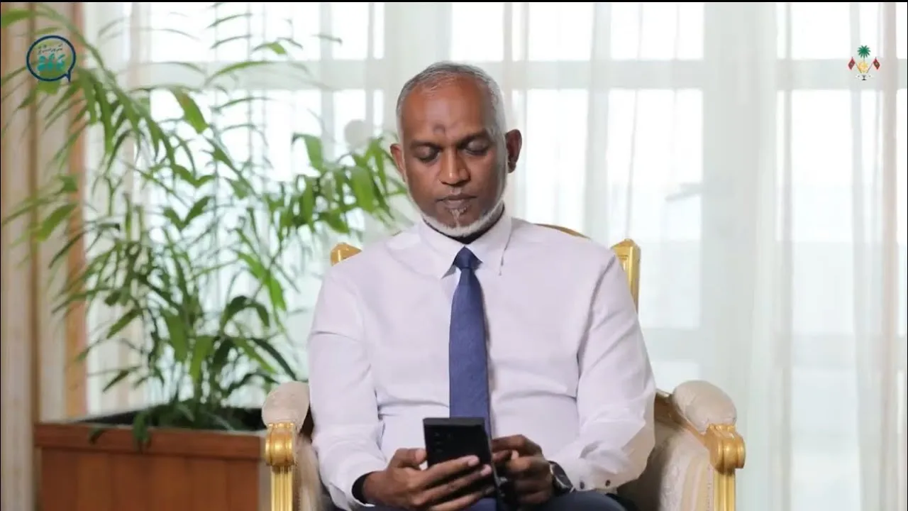 President Muizzu answering queries made by citizens in Raees ge Javaabu session.