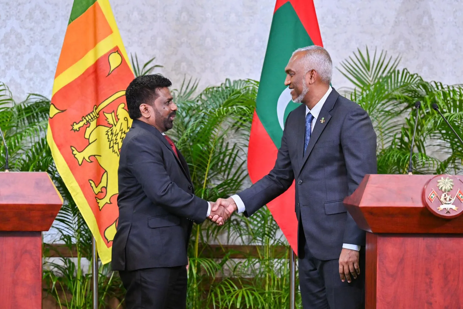 ރައީސުލްޖުމްހޫރިއްޔާ ޑރ. މުހައްމަދު މުޢިއްޒު އާއި ސްރީލަންކާގެ ރައީސް، އަނޫރާ ކުމާރާ ޑިސަނާޔަކެ ސަލާމް ކުރައްވަނީ