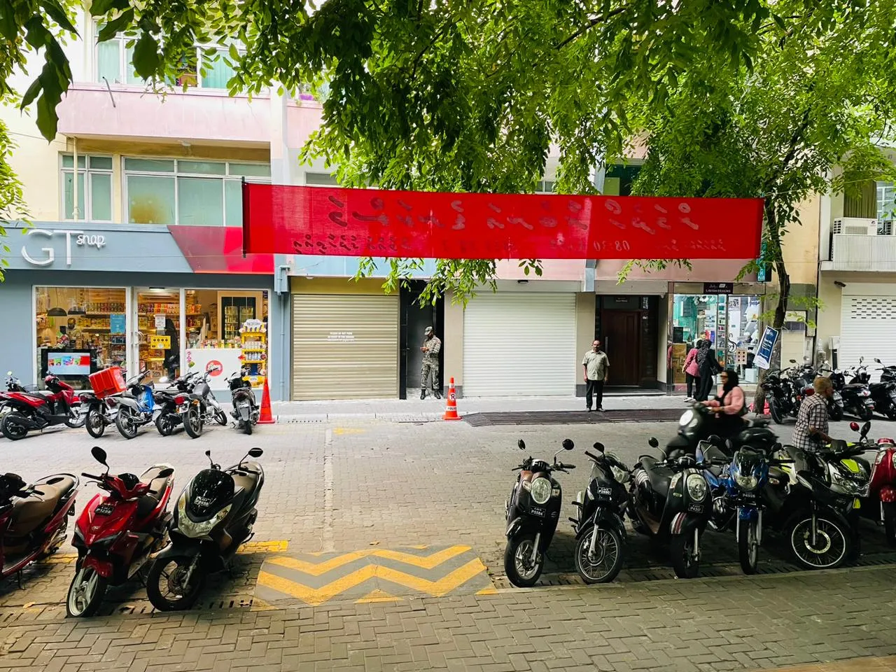 އަބްދުﷲ ޝާހިދުގެ ގެކޮޅު ދޮރުމައްޗަށްވާގޮތަށް ކަނޑުވިއްކުމާ ދެކޮޅު ބެނާ ދަމައިފި