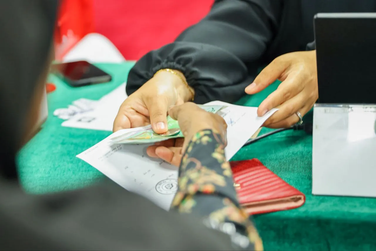 މީހަކު ޒަކާތް ދައްކަނީ- ފޮޓޯ/ މޯލްޑިވްސް ޒަކާތު ހައުސް