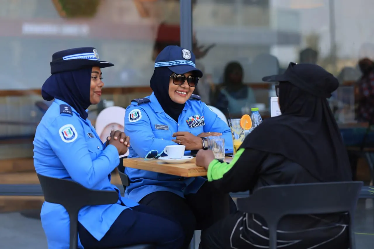 ކޮބާ ތައްޔާރު! "ފުލުހަކާ އެކު ކޮފީއެއް" ބޯލަން ބޭނުންތަ؟