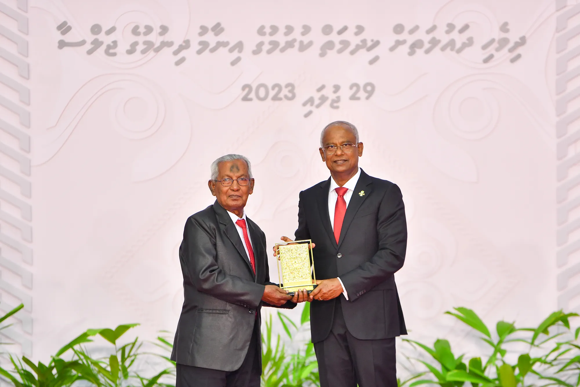 މިދިޔަ އަހަރުގެ ދިވެހި ދައުލަތަށް ޚިދުމަތް ކުރުމުގެ އިނާމް ދިނުމުގެ ޖަލްސާ ތެރެއިން- ފޮޓޯ: ރައީސް އޮފީސް