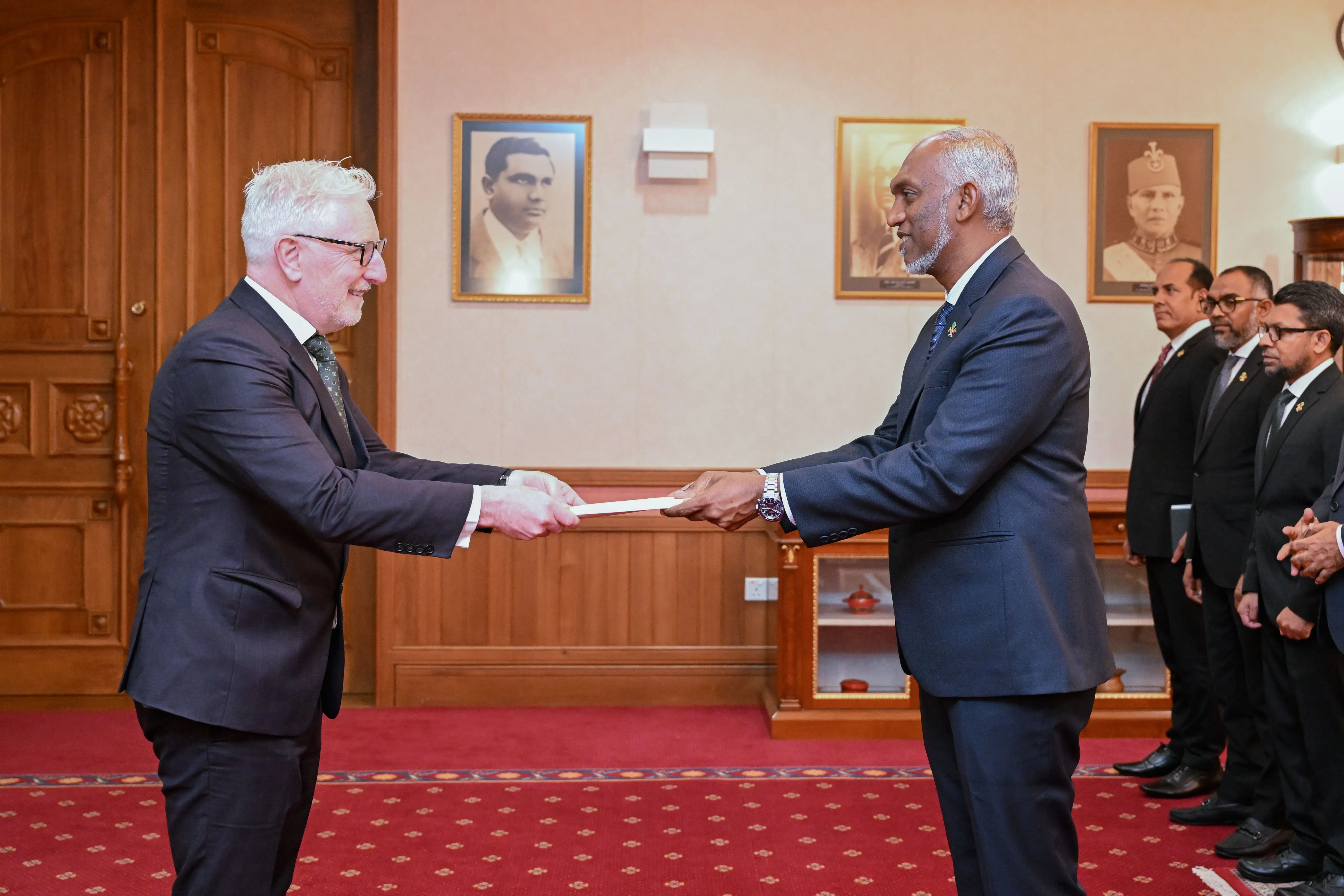 އަޔަލެންޑް އާއި ޗިލޭގެ ސަފީރުން ސަފީރުކަމުގެ ފަތްކޮޅު ރައީސަށް އަރުވައިފި