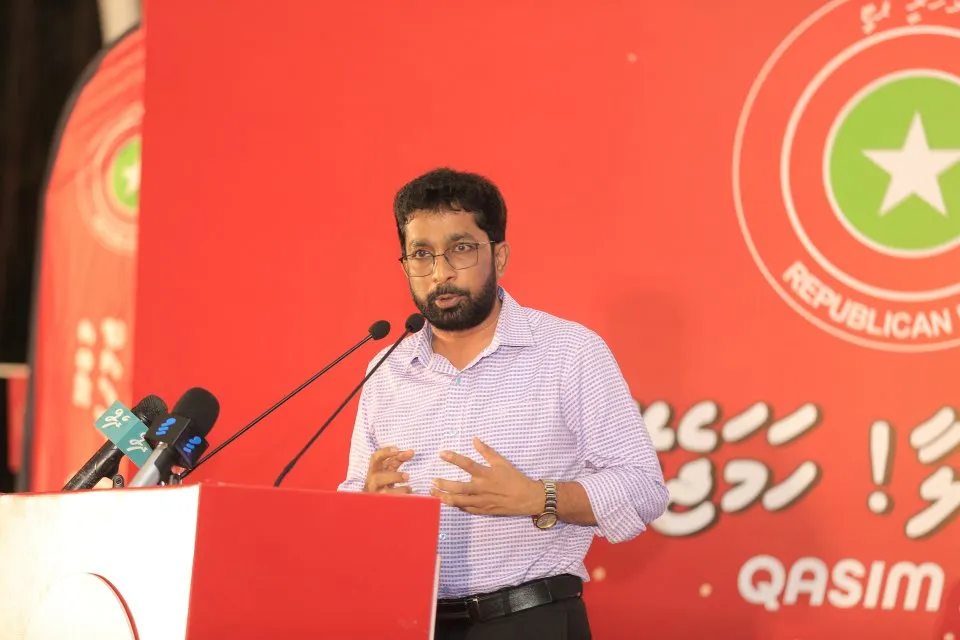ރައީސް ޔާމީނުގެ ޝަރީއަތް ލަސްކުރަނީ، ރިޔާސީ ކެންޑިޑޭޓުންނަށް ފުރުސަތު ހަނިކުރަން: އަޒްލީނު