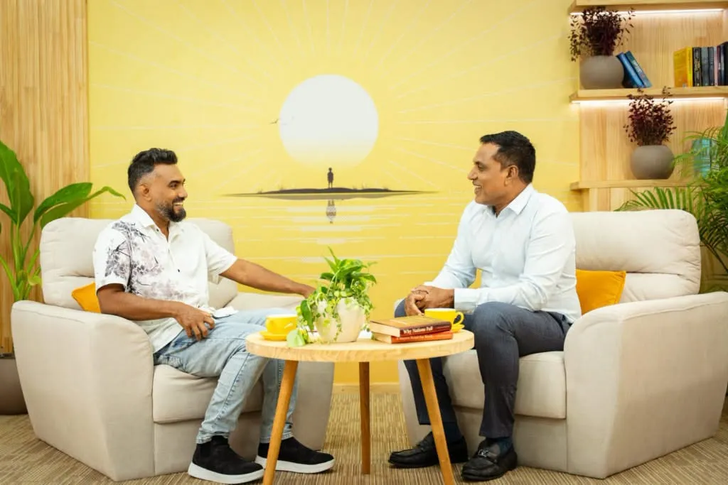 އަވަސް އިން ގެނެސްދިން "ޝަމްހީދާއެކު" ޕްރޮގްރާމްގައި ޕްރެޒެންޓަރ މޫސާ ވަސީމާއެކު ޑރ. ޝަމްހީދު - ފޮޓޯ: އަވަސް
