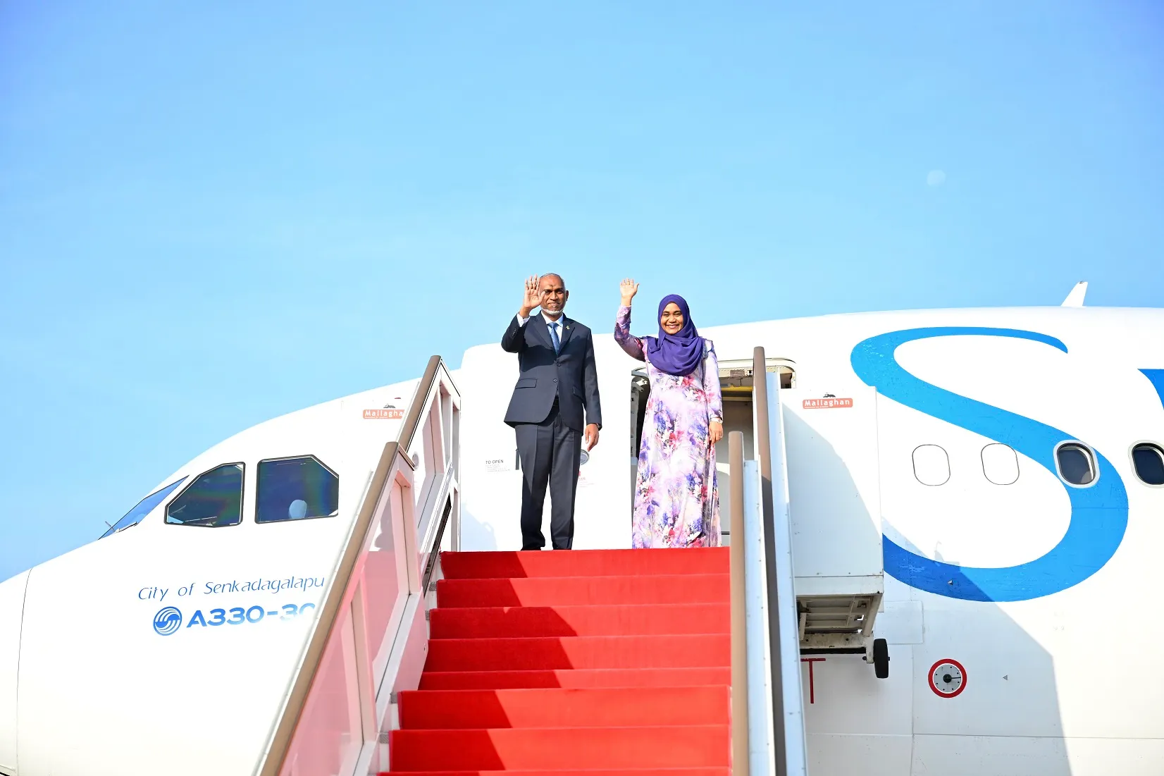 ލަންކާ ދަތުރުފުޅު ނިންމަވާލެއްވުމަށްފަހު ރައީސްގެ ދެކަނބަލުން މާލެވަޑައިގެންފި