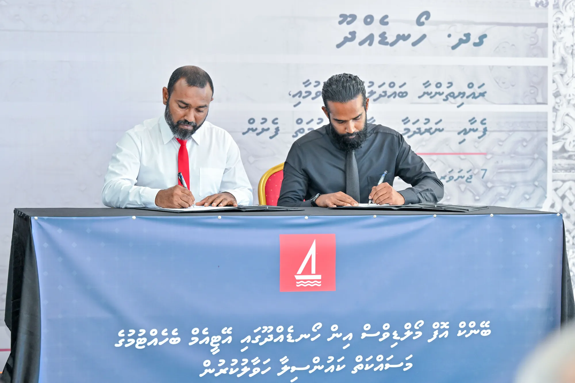 ހޯނޑެއްދޫގައި އޭޓީއެމް ޤާއިމް ކުރުމުގެ އެއްބަސްވުމުގައި ސޮއިކުރުން-- ފޮޓޯ: ރައީސް އޮފީސް