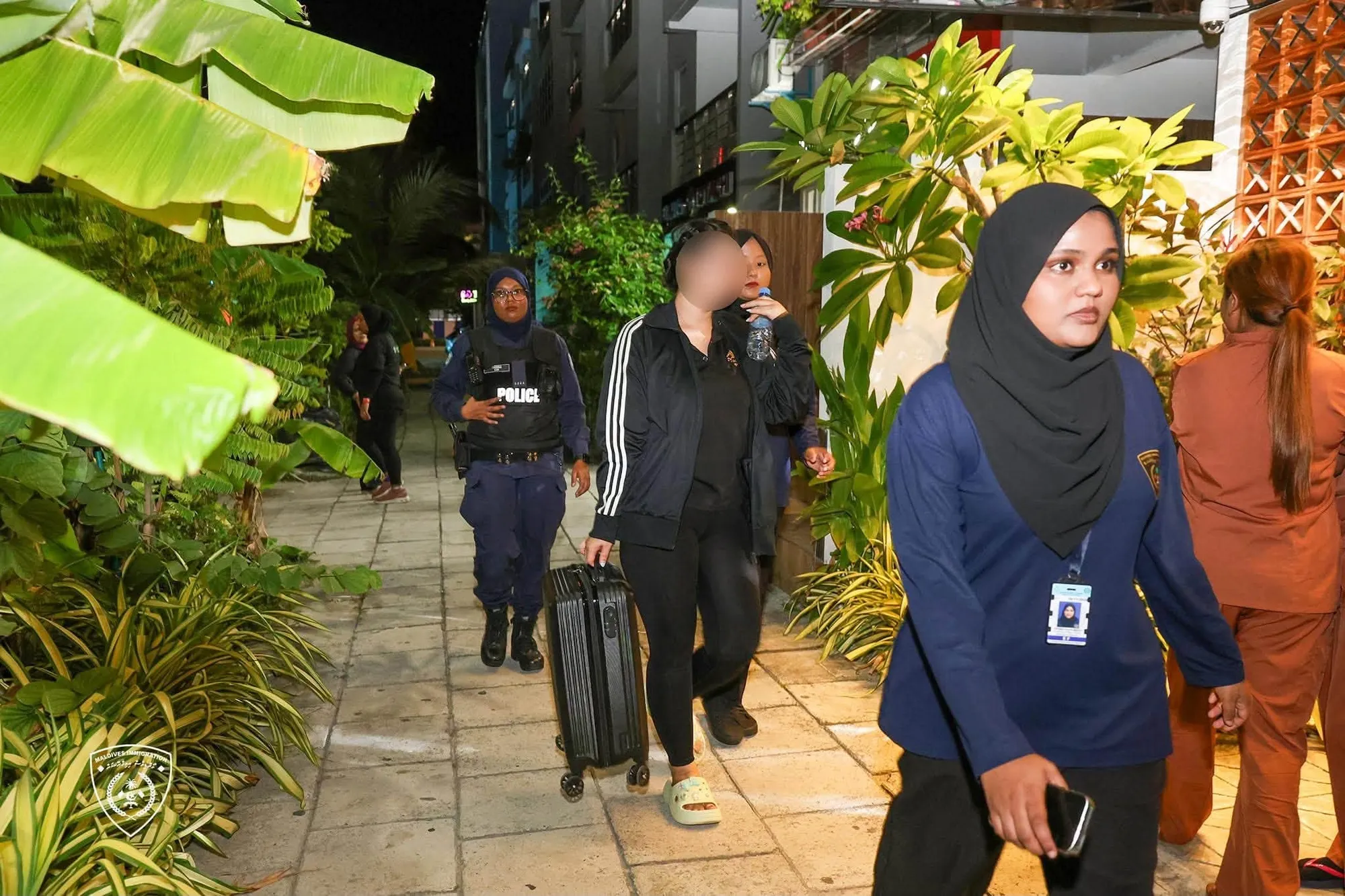 ސްޕާ އަދި ސެލޫންތަކުގައި ގަވައިދާ ހިލާފަށް މަސައްކަތް ކުރި ބިދޭސީއަކު އިމިގްރޭޝަން ބެލުމުގެ ދަށަށް ގެންދަނީ -- ފޮޓޯ: އިމިގްރޭޝަން