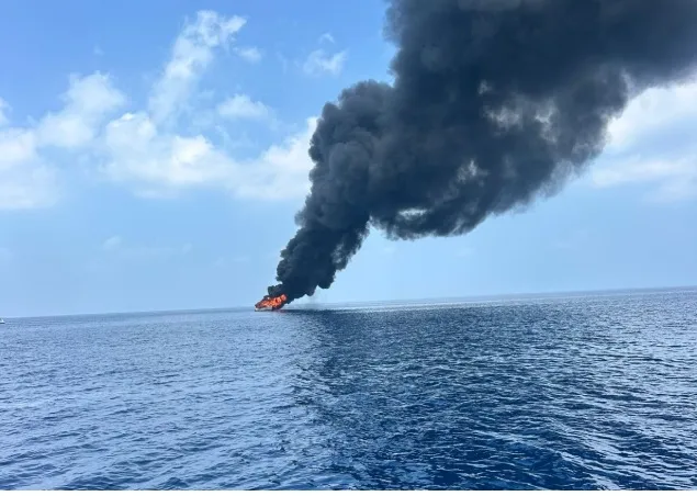 އައްޑޫސިޓީ ފޭދޫ ބަނދަރު ބޭރުގައި އަޅާފައިއޮތް ޑައިވިން ދޯންޏެއްގައި ރޯވެއްޖެ