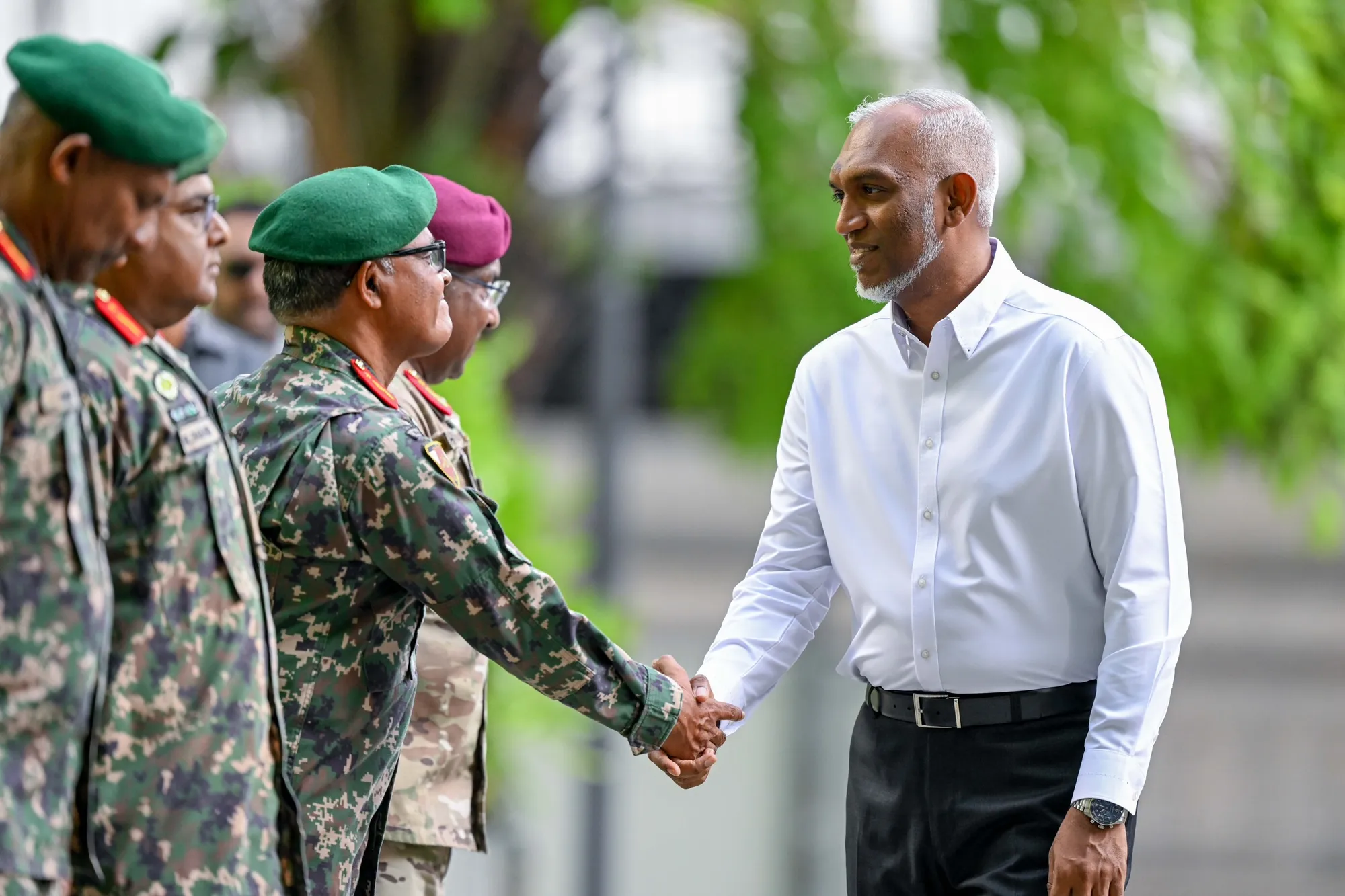 ރައީސް ސިފައިންގެ މީހަކާ ސަލާން ކުރައްވަނީ -- ފޮޓޯ؛ ރައީސް އޮފީސް