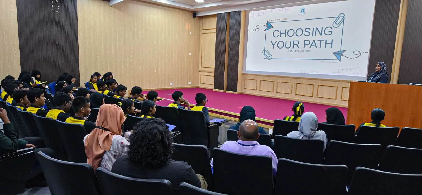 އެމްއެންޔޫ ބިޒްނަސް ސްކޫލުން ތާޖުއްދީން ސްކޫލުގެ ދަރިވަރުންނަށް ކެރިއާ ގައިޑެންސް ސެޝަނެއް ބާއްވައިފި