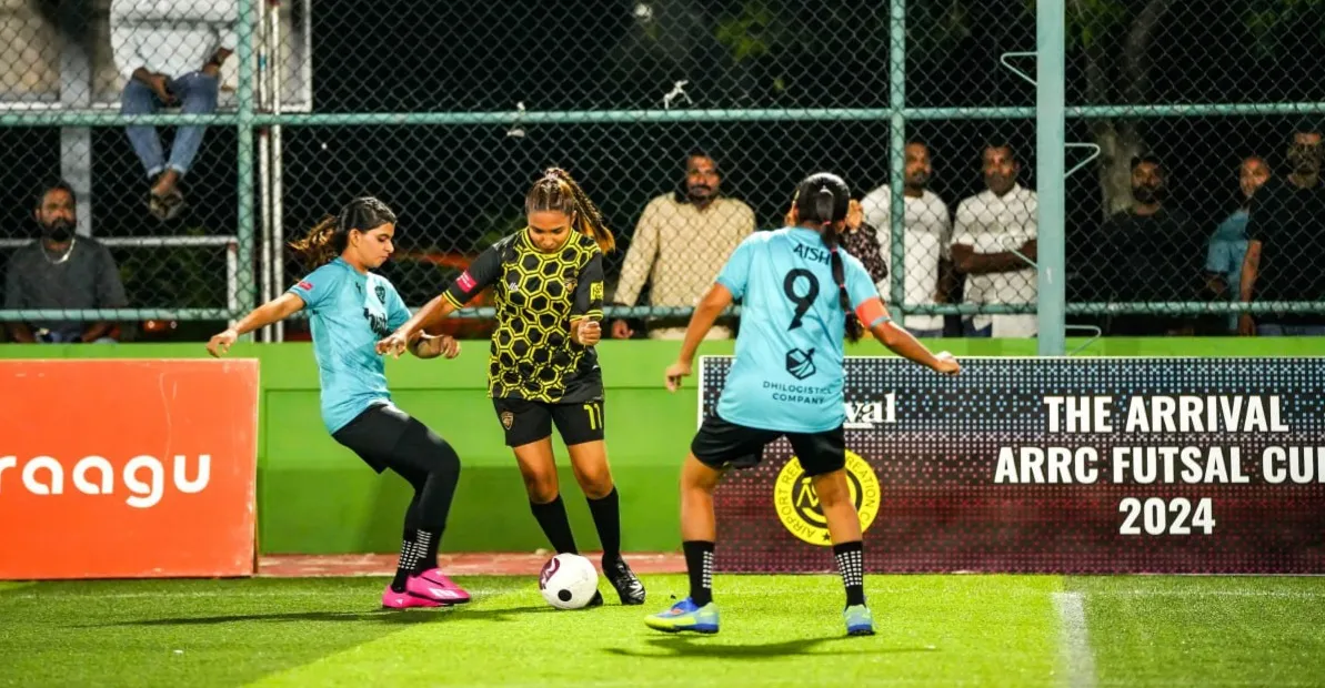 ބަމްބްލްބީސް އަތުން ބަލިވެ ބާކީ އެއްމެޗު އޮއްވައި ބްލޭޒް މުބާރާތުން ކަޓައިފި