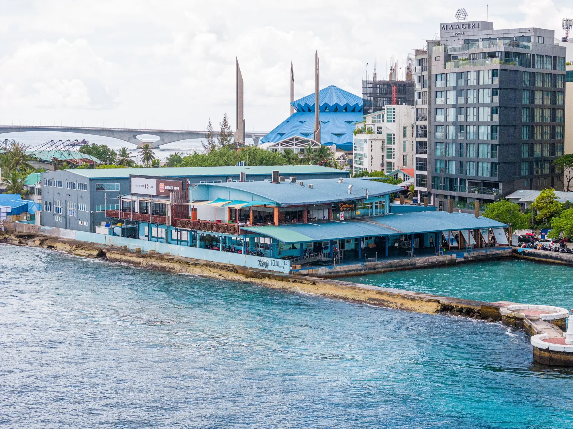 އެހީތަކަށް އެދުމަށް ފަސޭހަކޮށްދިނުމަށް ހެންވޭރު ޓާމިނަލްގައި ހެލްޕް ޑެސްކެއް