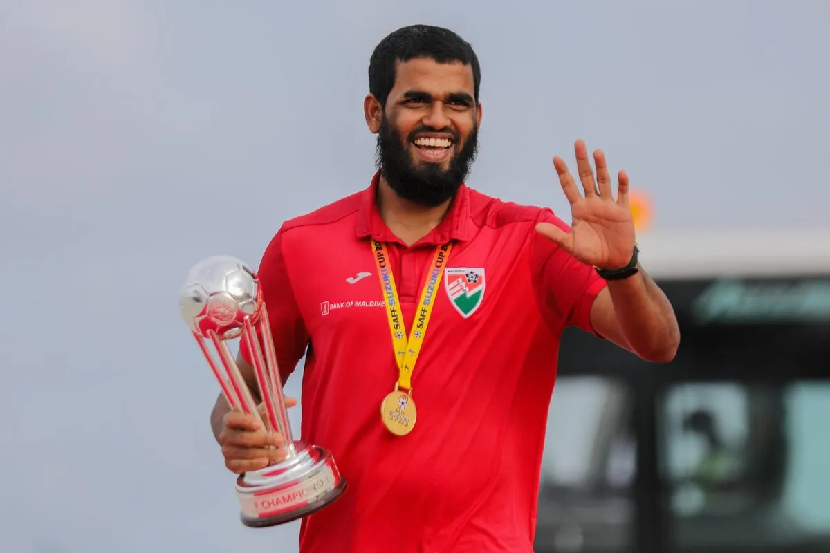 ސާފް ސުޒުކީ ކަޕްގެ ތައްޓާއެކު އަކްރަމް އަބްދުލް ޣަނީ: ފޮޓޯ/ އިމޭޖަސް އެމްވީ