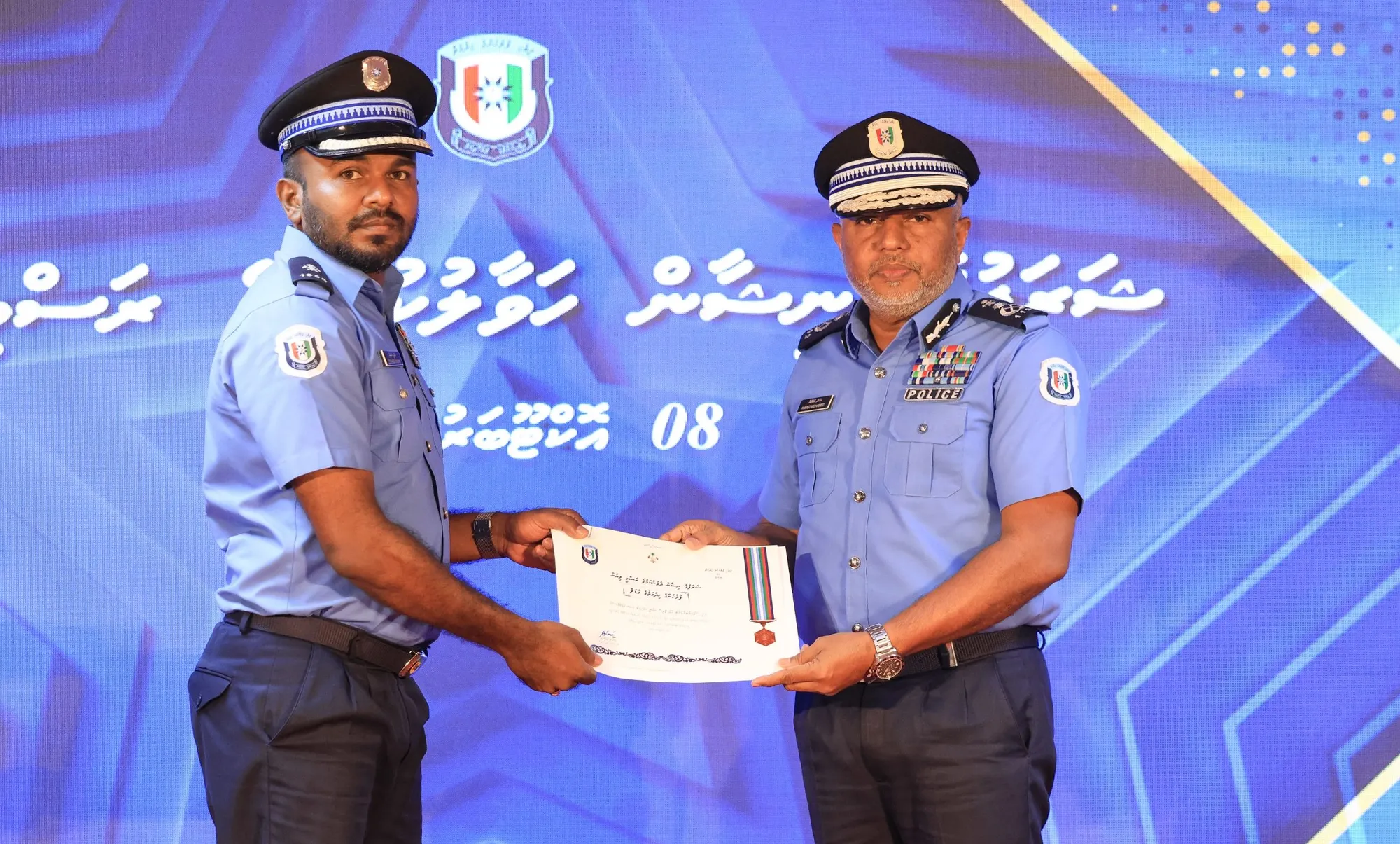 މާލޭ އޭރިއާގައި މަސައްކަތް ކުރާ 130 ފުލުހަކަށް ކުލަ، އަދި 86 ފުލުހަކަށް މެޑަލް ހަވާލުކޮށްފި 