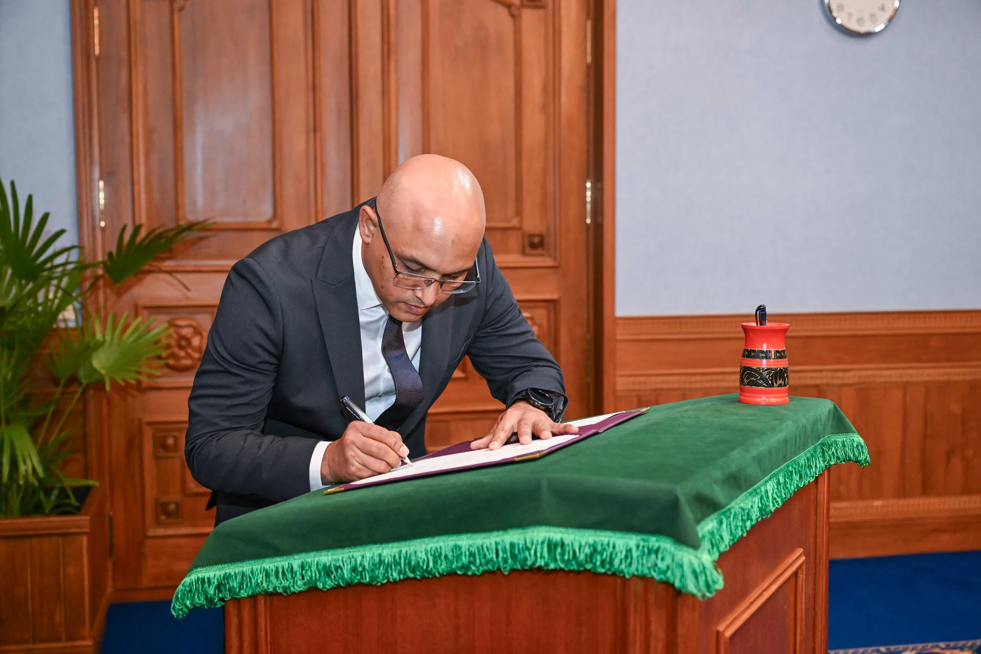 ފިނޭންސް މިނިސްޓަރު ޒަރީރަށް މަޖިލީހުން ރުހުން ދީފި