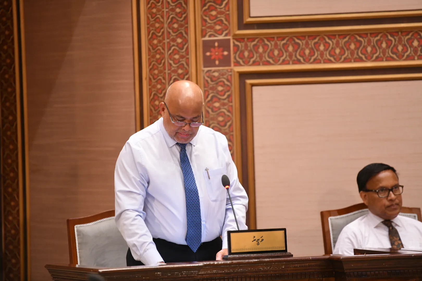 މަޖިލީހުގެ މިއަދުގެ ޖަލްސާގައި ވަޒީރު ހައިދަރު ވާހަކަ ދައްކަވަނީ: ފޮޓޯ/ މަޖިލިސް