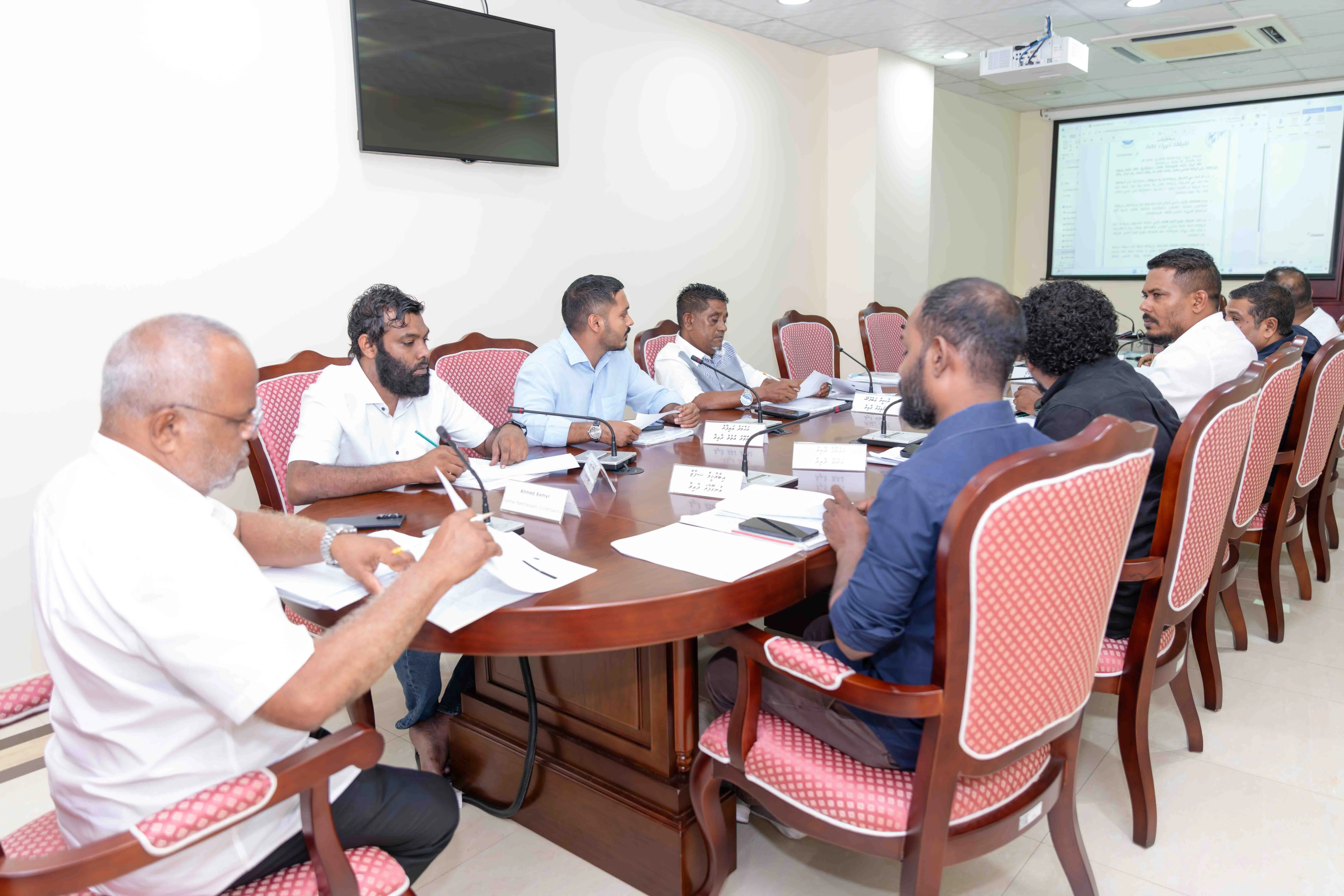 ކައުންސިލްތަކުން ސަރުކާރަށް ބިން އަތުލެވޭ އިސްލާޙް ކޮމިޓީން ފާސްކޮށްފި