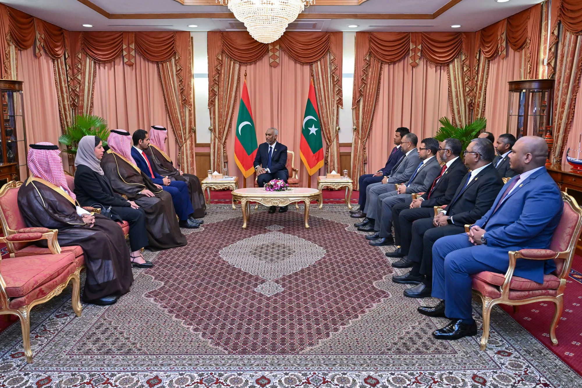 ސަޢޫދީ ފަންޑް ފޮރ ޑިވެލޮޕްމަންޓްގެ ޗީފް އެގްޒެކެޓިވް އޮފިސަރ، ނިޝާން މުލީގޭ ޝަރަފުގެ ޢިއްޒަތުގެ ވެރިޔާ، ސުލްޠާން ބިން ޢަބްދުއްރަޙްމާން އަލް މުރްޝިދު، ރައީސުލްޖުމްހޫރިއްޔާ ޑޮކްޓަރ މުޙައްމަދު މުޢިއްޒުގެ އަރިހަށް އިޙުތިރާމުގެ ޒިޔާރަތެއް ކުރެއްވުން: ފޮޓޯ/ ރައީސް އޮފީސް