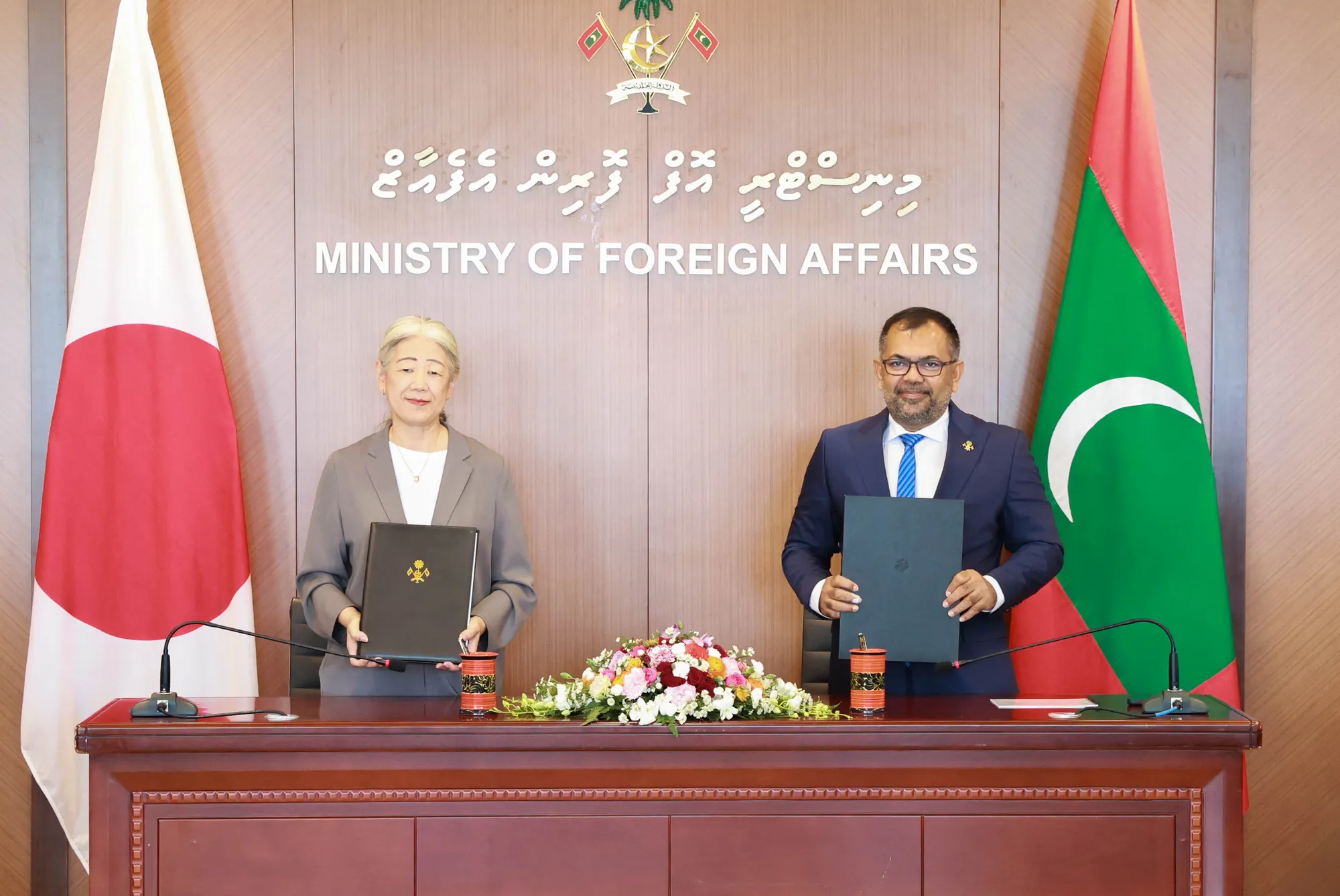ޚާރިޖީ ވަޒީރު މޫސާ ޒަމީރު އަދި ޖަޕާނުން ރާއްޖެއަށް ކަނޑައަޅުއްވާފައި ހުންނަވާ ސަފީރު ޓަކެއުޗީ މިޑޯރީ-- ފޮޓޯ: ޚާރިޖީ ވުޒާރާ