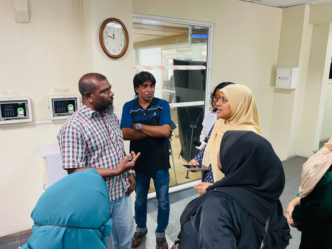 ގެދޮރުވެރިޔާ ފުލެޓް ދިން ގޮތުގެ މައްސަލާގައި އާންމުން ޕްލޭނިންގ މިނިސްޓްރީތެރޭ އިހްތިހާޖު ކުރަނީ!